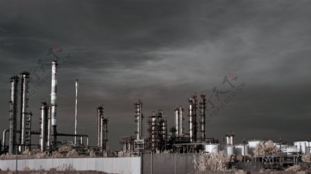灰色天空下的炼油厂图片