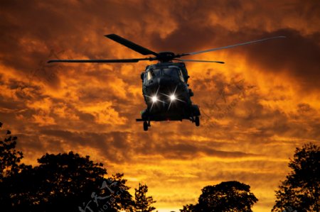 黄昏天空中的直升机图片