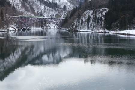 雪景铁道桥图片
