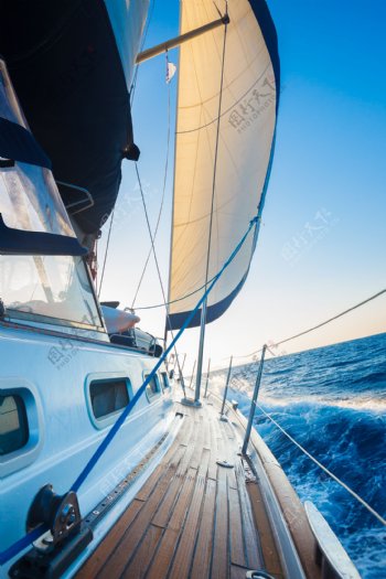 航行的帆船与大海景色高清图片