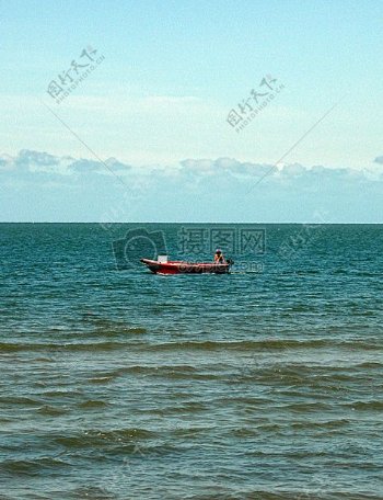 大海上钓鱼的小船