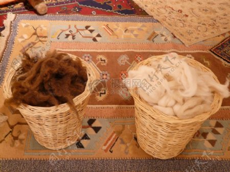 两个竹筐里的羊毛