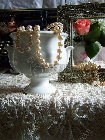 堆满珍珠的花瓶