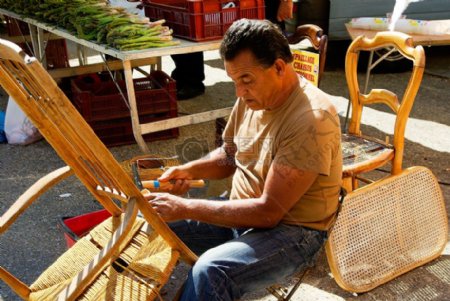 编织藤椅的工匠
