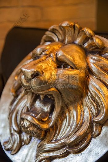 黄金狮头雕塑