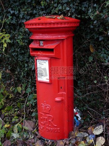 草丛里的红色邮箱