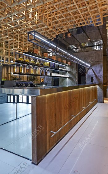 现代时尚餐厅金色镂空天花板工装装修效果图