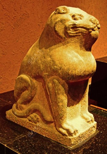 宋代的坐虎雕塑文物展示