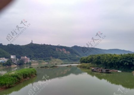 阴天的绥江河