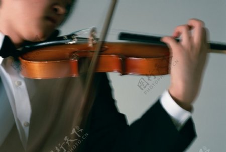 演奏小提琴
