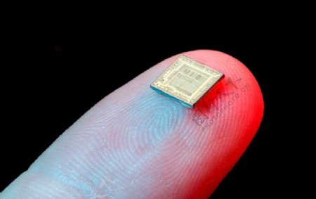 手指上的微型电子芯片