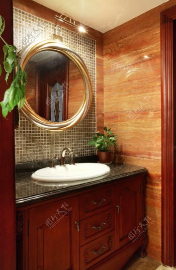 中式浴室木材纹理墙面室内装修效果图