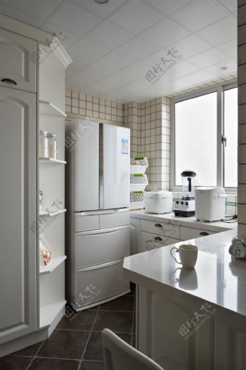 现代简约厨房冰箱装修效果图