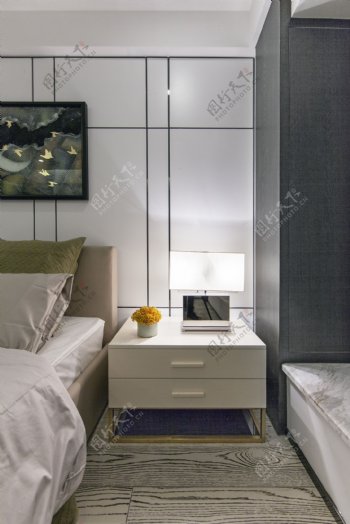 现代简约卧室壁画床头灯床头柜装修效果图