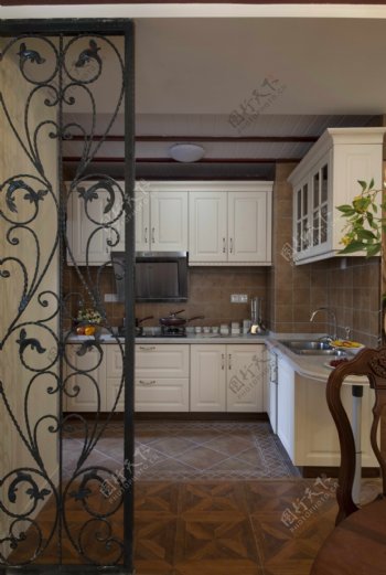 美式经典厨房白色吊柜地砖装修效果图