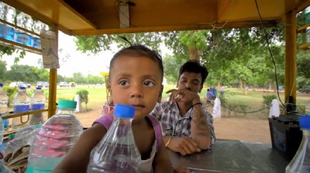 印度幼童通过水瓶到达