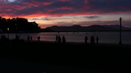游客在三藩下夕阳剪影