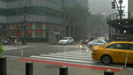 在恶劣的纽约天气里人们在出租车里奔跑