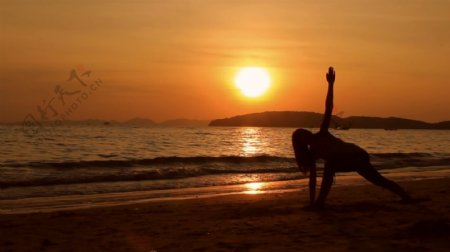 日落海滩瑜伽