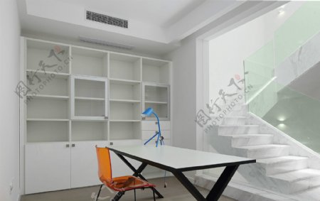 现代时尚客厅白色楼梯室内装修效果图