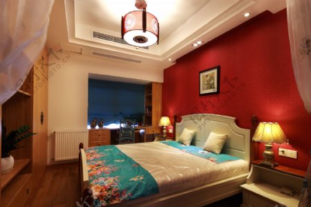 现代时尚卧室鲜红色背景墙室内装修效果图