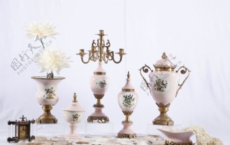粉色陶瓷配铜罐子花瓶摆件