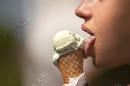 舔冰淇淋