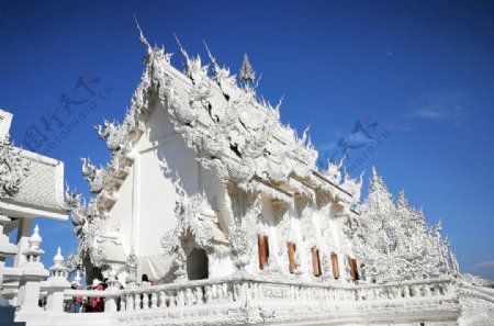 泰国碧蓝天空下的白庙