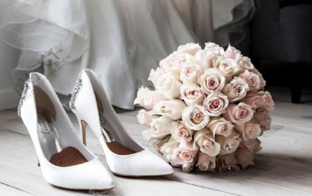 白色高跟鞋和捧花