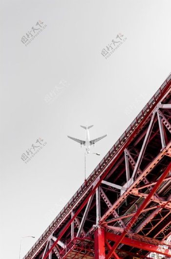 红色铁架桥