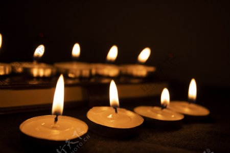 祈祷用的蜡烛背景1
