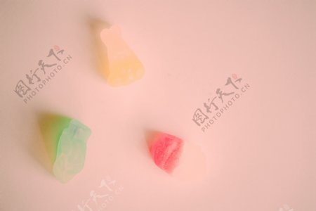 三色的糖果摆出幸福的方式