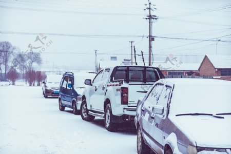 积雪下的汽车风雪中的街道