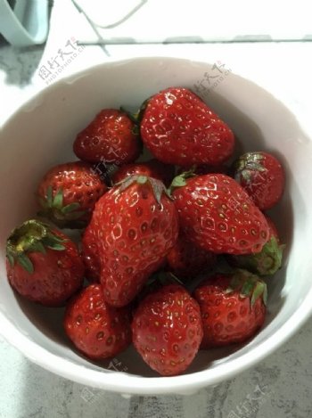 一盘小草莓