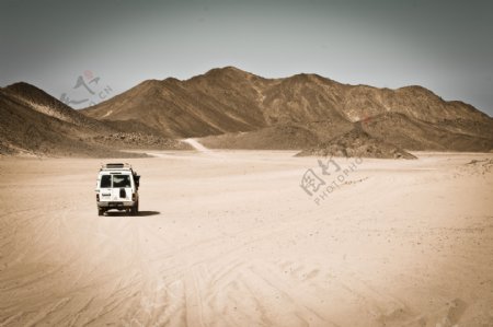 在沙漠行驶的汽车