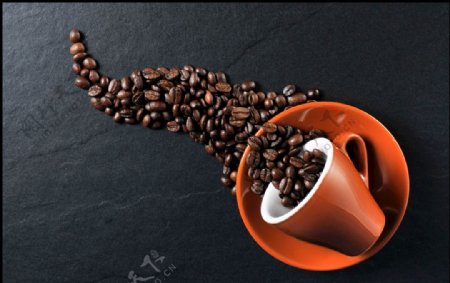 咖啡豆倒出俯视大图