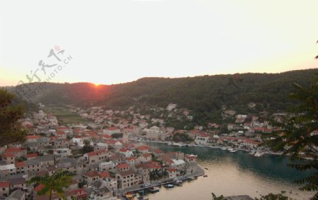 日落时的地中海小城市