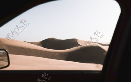 车窗外的沙漠景色