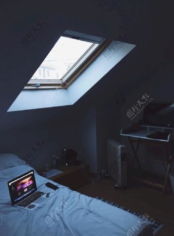 床与窗户