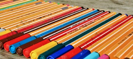 画笔颜色丰富多彩彩色的铅笔