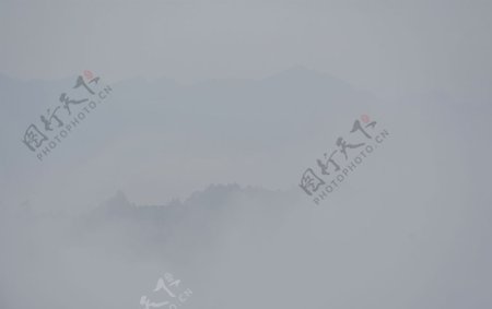 雾缭绕山中自然风光隐隐若现着