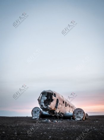 坠毁的飞机残骸