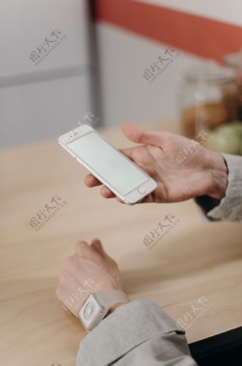 手机手握手机空白屏幕样机办公