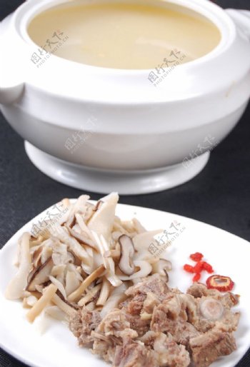 野山菌煲老鸡汤