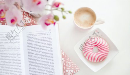 看书喝咖啡吃甜点