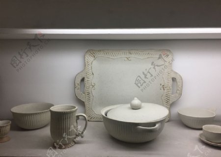 灰白色陶瓷厨具