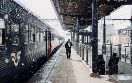 冬天火车站站台