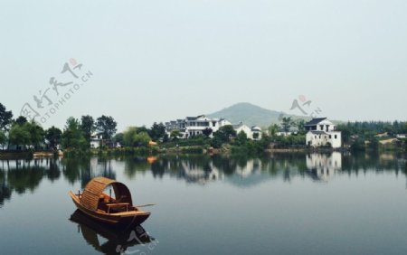 小镇湖面旅游景点景区背景素材图片
