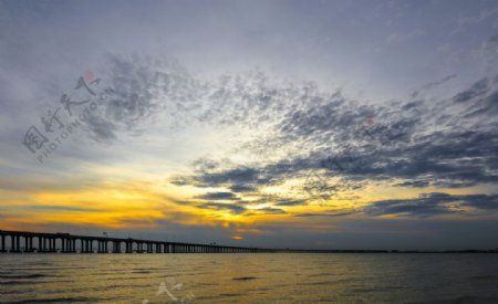夕阳下的广深沿江高速公路图片