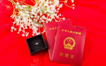 红色结婚证摄影图片